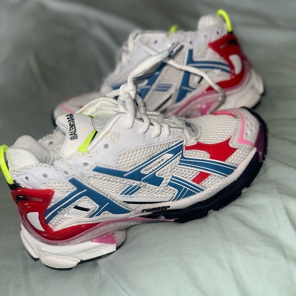 Balenciaga - Picture 1 of 2
